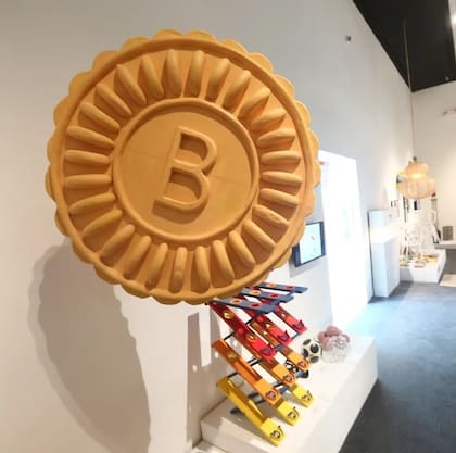 Qué feliz soy con mi galle preferida (1997), de Martín Di Paola, exhibida en Malba