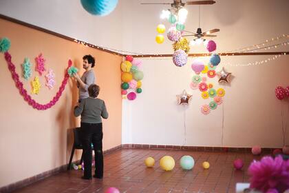 Que la familia participe en vestir de fiesta el lugar del cumple es un plus para los chicos