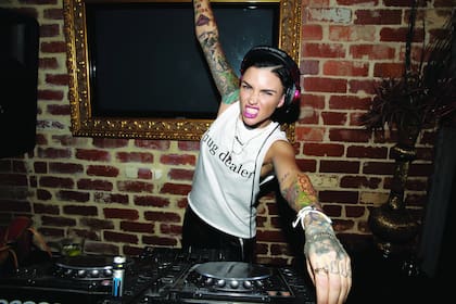 "Que las personas se vuelvan locas por vos es muy dulce", dice la actriz y modelo australiana, que también es DJ y fue VJ de MTV