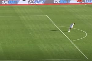 ¿Qué le pasó?: en pleno partido por la Copa África el arquero de Sudán se desplomó de la nada