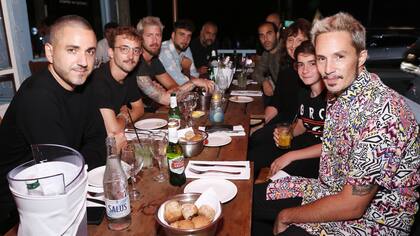 ¡Qué los cumpla feliz, que los cumpla feliz...! Emmanuel Horvilleur festejó con amigos su cumpleaños, en Punta del Este