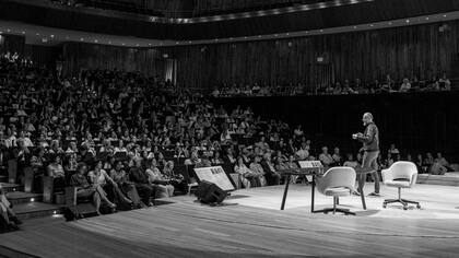 "¿Qué opinás sobre la Inteligencia Artificial?", fue una de las preguntas del público a uno de los personajes más inquietos de la jornada. “Hay que acompañar la evolución; no cerrarse pero tampoco descansar en ella”.