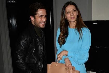 ¿Qué pasa entre Diego Boneta y la actriz de Westworld, Angela Sarafyan? Los colegas fueron fotografiados a la salida de un restó, y ésto disparó rumores de romance