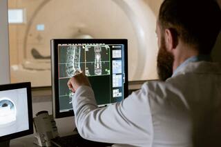 Los peligros de usar algoritmos entrenados en otros países para atender dolencias locales