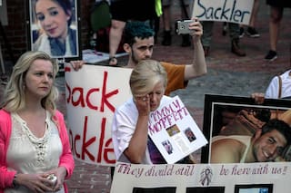 Qué saber sobre el acuerdo en que una empresa farmacéutica tendría que pagar por la crisis de opioides en EE.UU.