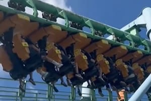 Qué se sabe de la montaña rusa que se rompió en el Parque de la Costa y dejó a las personas colgadas