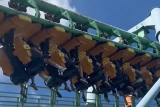 Qué se sabe de la montaña rusa que se rompió en el Parque de la Costa y dejó a las personas colgadas