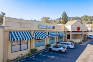 Mollie Stone’s de San Mateo cierra su tienda de la 42 tras 25 años y remata su inventario