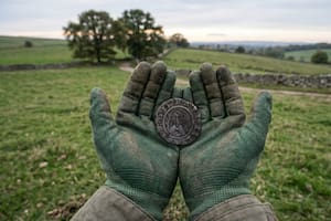 Encontraron una moneda de 1200 años de antigüedad con un detector de metales