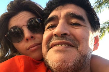 Que sí, que no: por el momento, Diego Maradona asistirá a la boda de su hija
