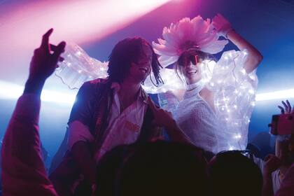 ¡Que siga el baile! Al momento del carnaval, los novios salieron a la pista disfrazados.