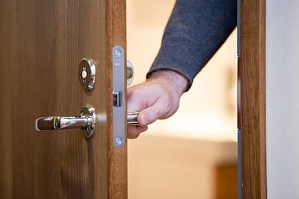 Qué significa cerrar la puerta de la habitación antes de irte a dormir