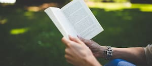 Qué significa cuando una persona huele los libros nuevos, según la psicología