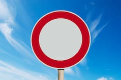 Qué significan las señales de tránsito con círculo rojo y cómo diferenciarlas