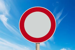 Qué significan las señales de tránsito con círculo rojo y cómo diferenciarlas