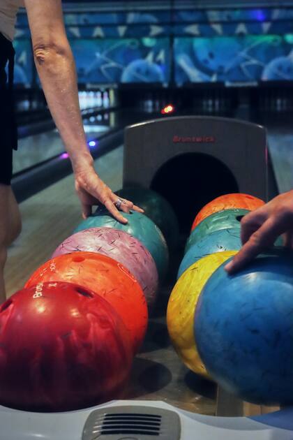 ¿Qué tal practicar la puntería con unos tiros de bowling?