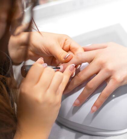 ¿Qué tal regalarse un momento de autoamor en el día de la mano del mejor servicio de manicuría?