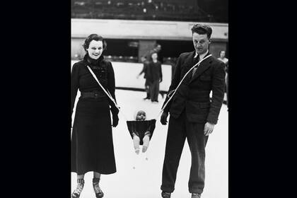 Jack Milford, jugador de hockey sobre hielo, inventó este dispositivo para poder patinar junto a su hijo y esposa. La foto fue tomada en abril de 1937