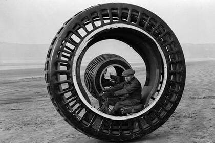 Es una rueda... pero el conductor no gira. Foto: febrero de 1932, Somerset, suroeste de Inglaterra