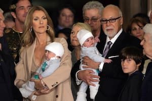 ¡Qué ternura! La talentosa cantante Celine Dion llegó al Caesars Palace de Las Vegas con su esposo, Rene Angelil, y sus hijos, los mellizos Nelson y Eddy.