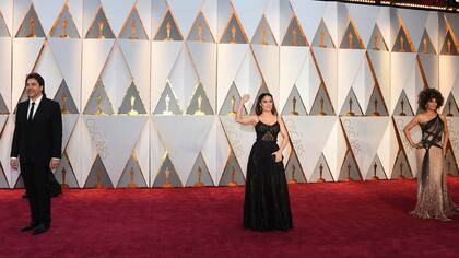 ¡Qué trío! Javier Bardem, Salma Hayek y Halle Berry, todos sonriendo para un fotógrafo diferente