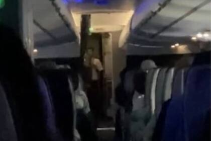 "Qué vergüenza los pasajeros que hicieron de este viaje un infierno viviente", dijo el auxiliar de vuelo harto de los malos tratos de algunos de los que viajaban en el avión