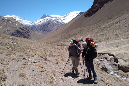Quebrada Blanca. Al fondo Aconcagua y cerro Almacenes. Camps de entrenamiento organizado por Lito Sánchez. 