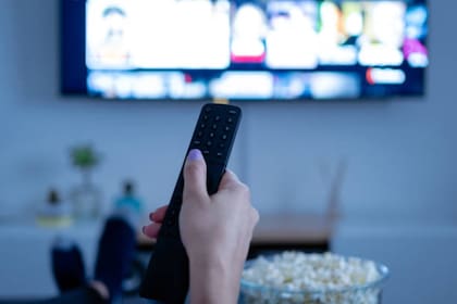Quedarse en casa y ver Netflix, una de las mejores opciones para este finde: los códigos secretos para ampliar el catálogo (Foto: iStock)