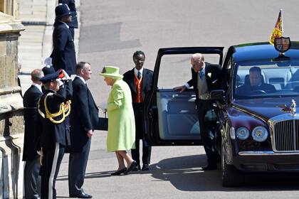 La Reina Isabel II llega a la capilla Saint George para la ceremonia