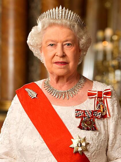 Queen Elizabeth II con la tiara Fringe, la misma que lleva su muñeca Barbie