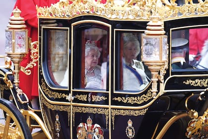 La duquesa de Cornwall junto a Isabel II cuando regresan al palacio de Buckingham después de la apertura del Parlamento, el 14 de octubre de 2019