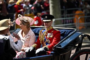 El príncipe Eduardo, conde de Wessex y Sofía, condesa de Wessex,viajan en un coche de caballos durante el desfile del cumpleaños de la reina.