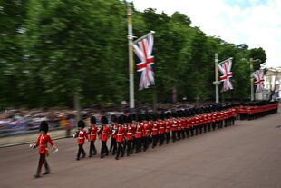 El llamado "Trooping the Colour" es un colorido desfile de los regimientos del Ejército británico que se realiza cada año en Londres, cuyo origen se remonta al reinado de Carlos II.