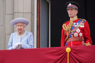 La reina Isabel II y el duque de Kent observan desde el balcón del Palacio de Buckingham en Londres, el jueves 2 de junio de 2022, en el primero de los cuatro días de celebraciones para conmemorar el Jubileo de Platino.