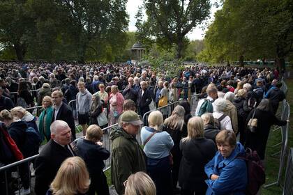 11 horas y media de cola se calcula que hace la gente para ver el féretro de Isabel II en Westminster Hall (AP Photo/Christophe Ena)