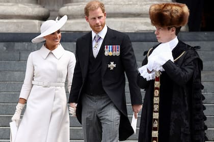 El príncipe Harry de Gran Bretaña y su esposa Meghan, el duque y la duquesa de Sussex, salen al final del Servicio Nacional de Acción de Gracias por el reinado de la Reina en la Catedral de San Pablo 