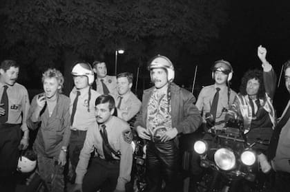 Queen en la Argentina con los policías que los escoltaban