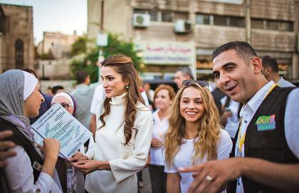 La Reina Rania y su hija Iman en una actividad solidaria en Jordania. 