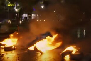 Quema de neumáticos frente al ministerio de Desarrollo Social