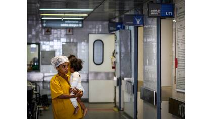 Lucinete con su hija Ana, que tenía 15 por ciento del cuerpo quemado y está recibiendo tratamiento con piel de pez de tilapia en el Instituto Dr. José Frota en Fortaleza