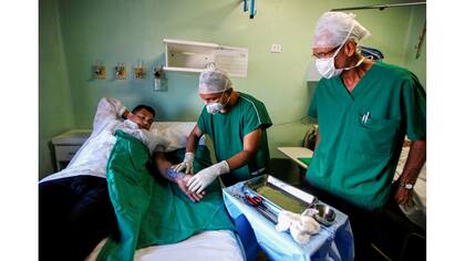 Médicos envuelven el brazo quemado de un paciente en el Instituto Dr. José Frota en Fortaleza, Brasil