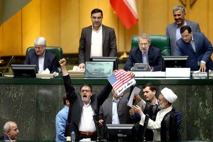 Los legisladores iraníes se preparan para quemar la bandera de EE.UU.