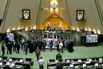 Legisladores conservadores iraníes protestaron por la decisión de Trump de retirar a EE.UU. del pacto nuclear