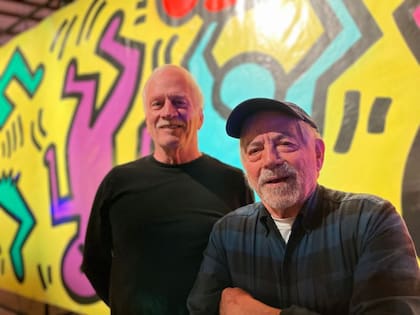 Quentin Skaggs y David Charpenes frente a uno de los murales pintados por Keith Haring para Luna Luna.