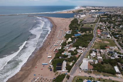 Quequén termina junto al río Quequén, la escollera y el puerto.
