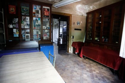 “Queremos devolverle el espíritu de lugar de encuentro para el arte: la poesía, la pintura, el teatro, la música, el cine", dicen las invitaciones a la gala, con 25 mesas de 8 personas