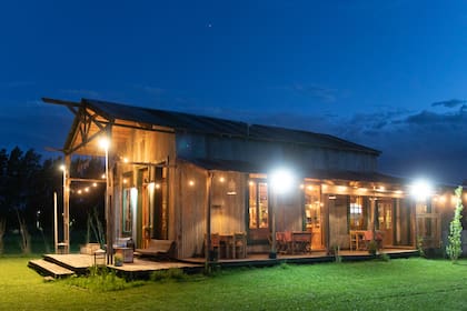 “Quería un lugar de contrastes. Que desde afuera no pareciera lo que es, y que al entrar, la sorpresa te haga querer quedarte”, dice Carlos.