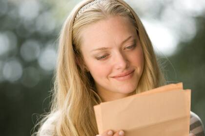 Querida Savannah. La joven lee la carta de su enamorado John.