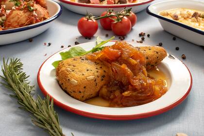 Queso brie frito con dulce de salsa de tomate.