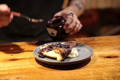 Queso fundido al calor de las brasas, acompañado por una mermelada